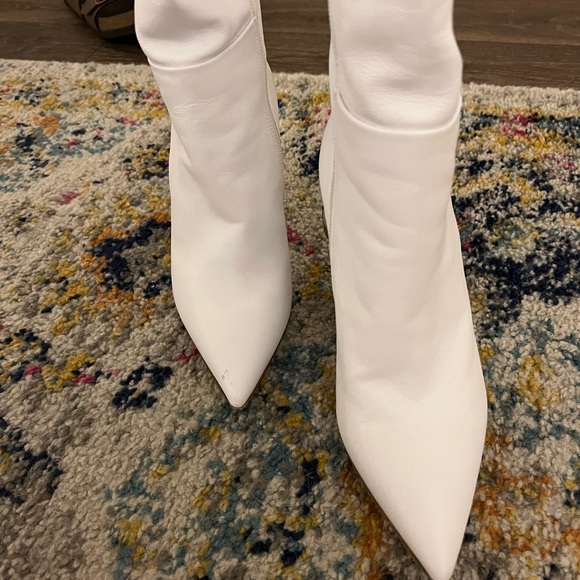 Keeyahri White Pointed Heeled Boots - Picture 9 of 14